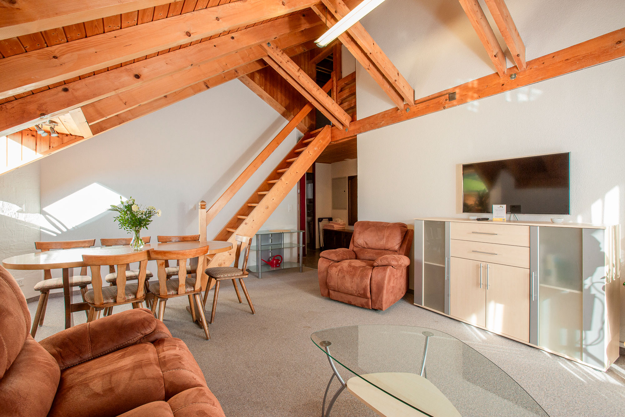 Freundliches, rustikal möbliertes 60m2 grosses Appartement mit Küche, optisch getrenntem Wohnteil mit Couch und Sesseln, Essecke, Panoramabalkon mit Blick zu den Churfirsten, 1 Schlafzimmer mit Doppelbett, 2. Schlafzimmer im Obergeschoss mit 3 Einzelbetten. Badezimmer mit Dusche, WC, Haarföhn und Beautyprodukten.<br /><br />Ausstattung: <br />2 Schlafzimmer, Küche, optisch von der Küche getrenntes Wohnzimmer, Nichtraucher, getrennte Matratzen, Betten bezogen, Hand- und Duschtücher, Waschlappen, Zimmersafe, Rauchmelder, Flachbild-TV, Radio, W-LAN (kostenlos), Wasserkocher, Kaffee, Tee und Mineralwasser<br /><br />Mögliche Belegung: <br />2-5 Personen, Babybett möglich<br />Haustiere auf Anfrage