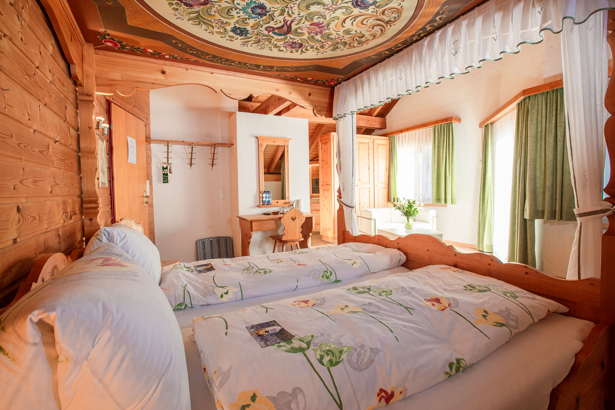 Im Landhausstil eingerichtetes 36m2 grosses Doppelzimmer mit Himmelbett, bemalt mit Bauernmalerei, Sitzmöglichkeit, Schreibtisch, Panoramabalkon mit Blick zu den Churfisten.<br /><br />Zur Einzel und Doppelbelegung mit <span style=